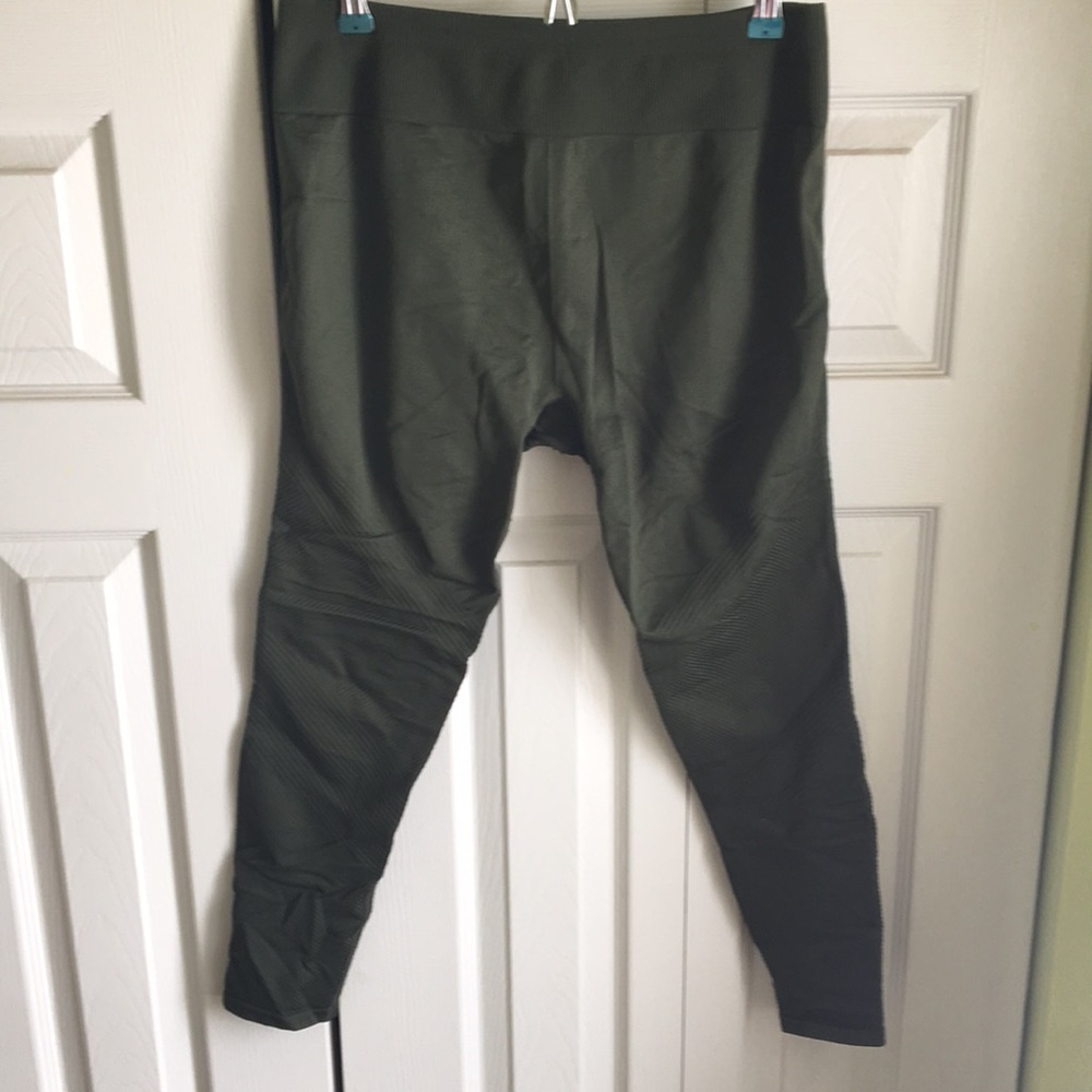 Olive Fabletics 7/8 Leggings